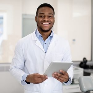 smiling-dentist-ipad smiling-dentist-ipad